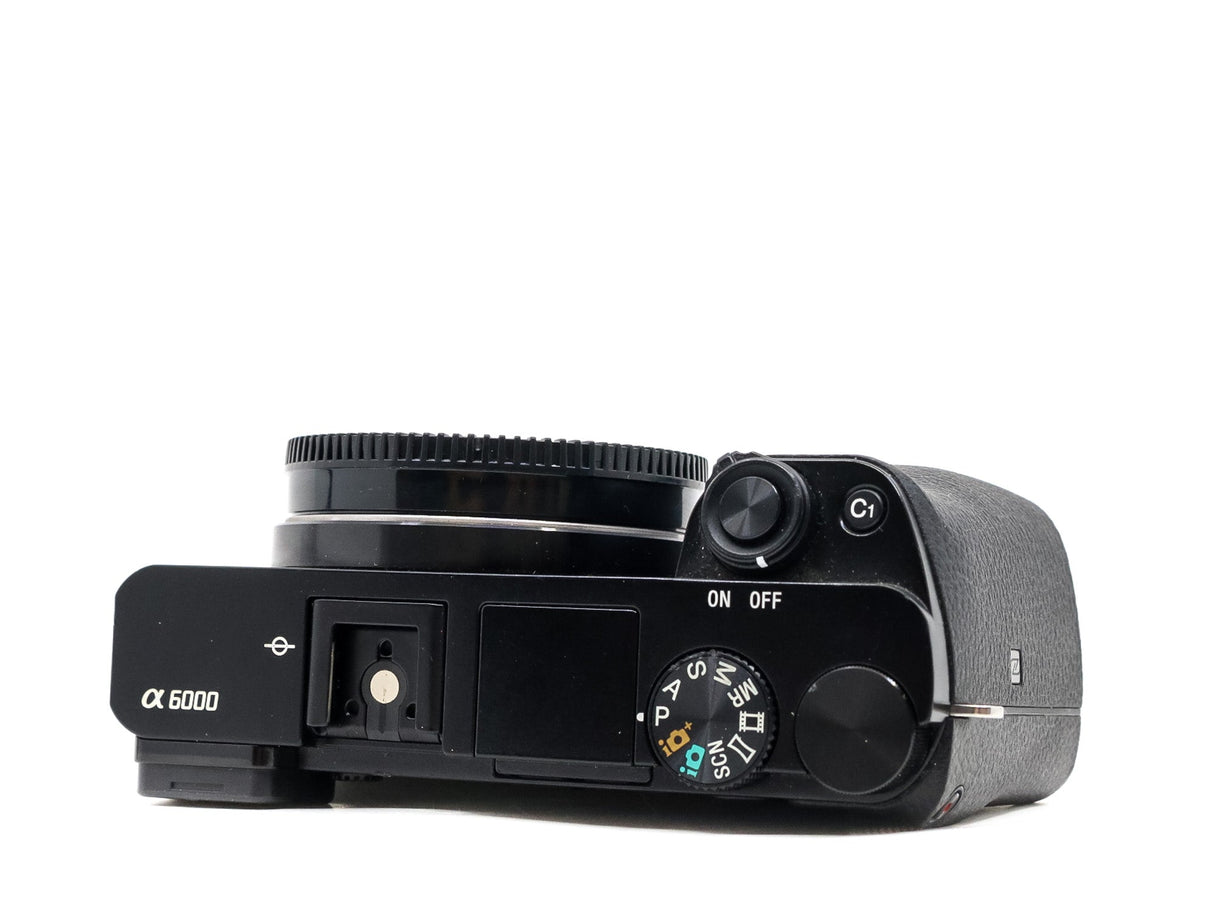 Sony Alpha A6000 - segunda mano - excelente estado - detalle 3 de 4 - SKU 3790417 - Camera Market