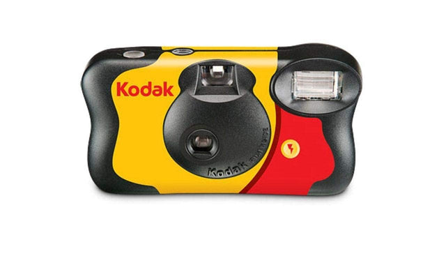 Cámara desechable Kodak FunSaver 35mm con flash integrada sobre fondo blanco
